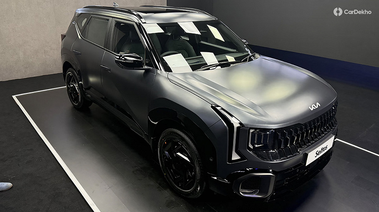 Совершенно новый Kia Seltos показали на живых фото: матовый черный цвет, три 1,5-литровых мотора и 6-ступенчатый &laquo;автомат&raquo;